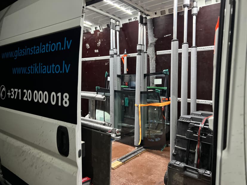Mobiilse teenuse auto varustus küljelt